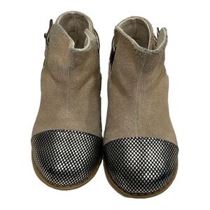 Joyfolie Tan and Silver Baby Girls Size 6 Boots